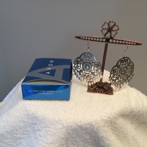 Avon Silvertone Medallion Earrings 2007 - Picture 2 of 3